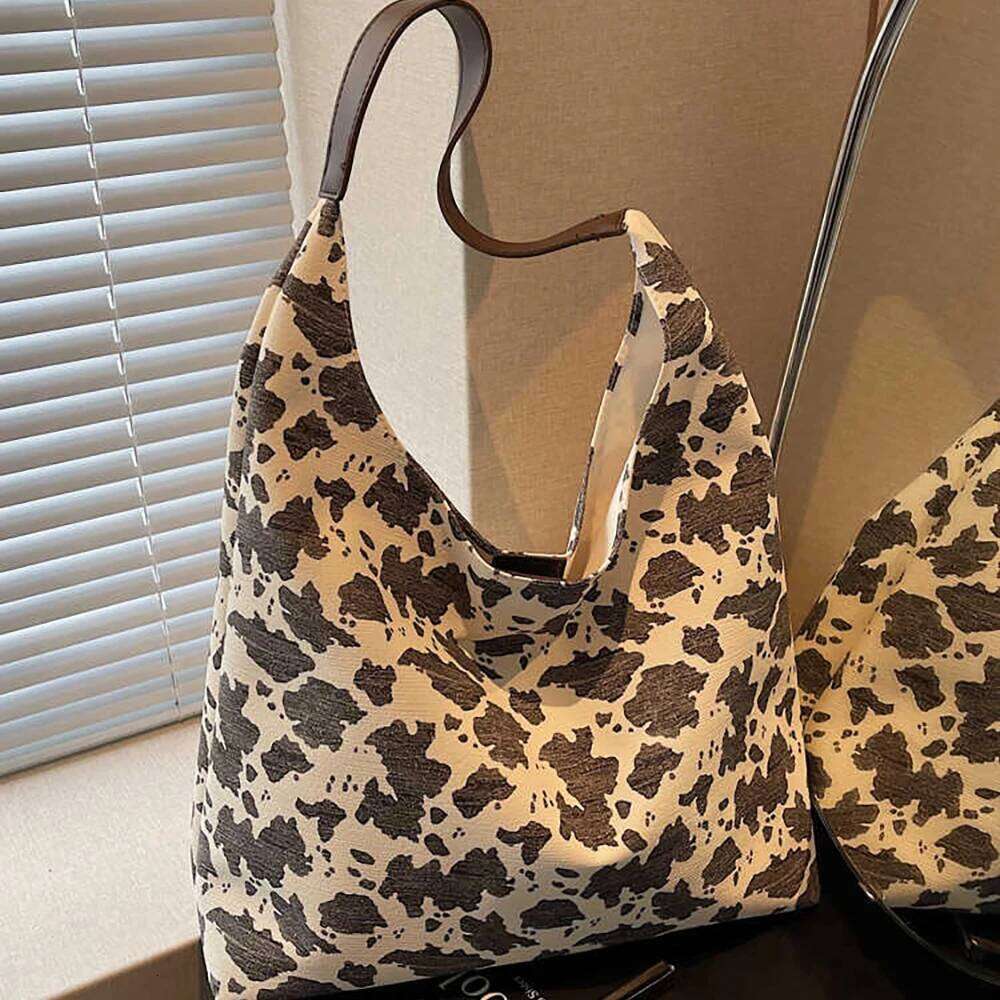 Designer Luxury Large Capacity Casual Canvas Totes For Women Leopard Print Fashion Shoulder Bags Versatile Outdoors Commuting Underarm Bag