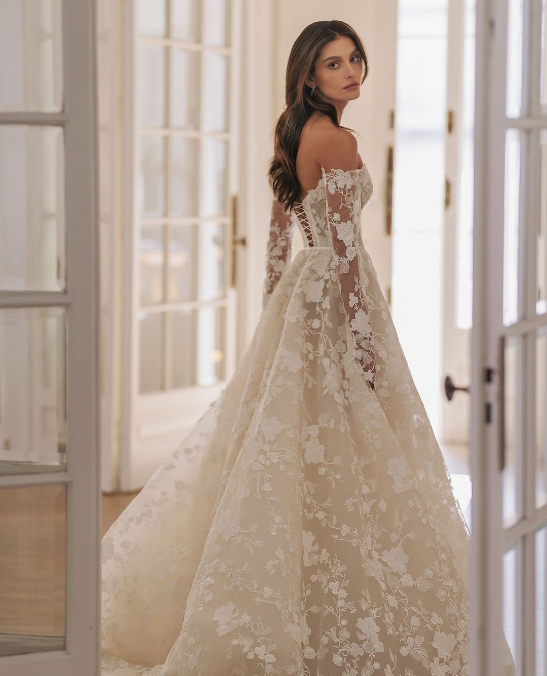 Elegant Flower Lace Wedding Dresses A Line Off Shoulder Bridal Gowns Long Sleeves Sweep Train Custom Made Garden Castle Dresses