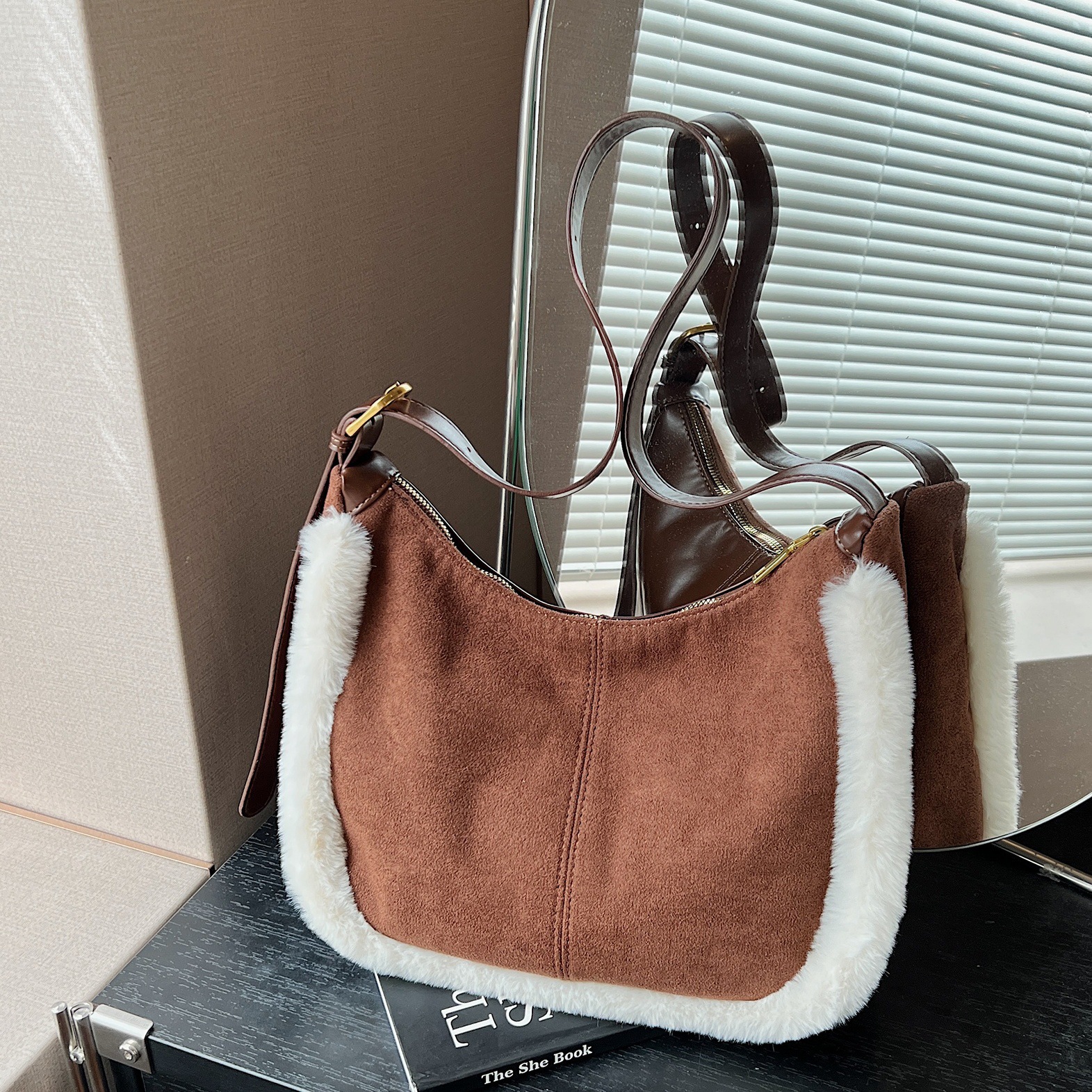 hot Free delivery designer shoulder bag Fashionable and simple casual handbag soft and comfortable for daily use