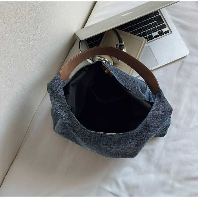 Fashionable Denim Large Capacity Shoulder Bag with Cartoon Print for Casual and Retro Style Crossbody Bag Y251027