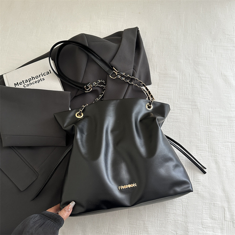 Winter new fashionable and elegant niche design handbag, matte suede retro luxury style women's shoulder bag, trendy designer bag