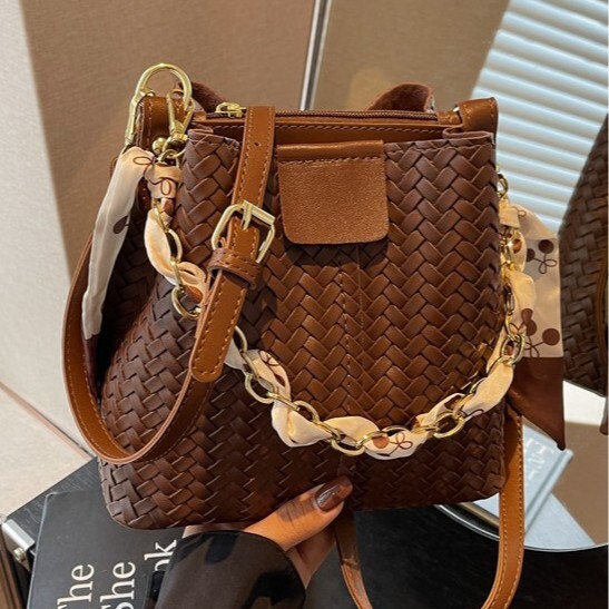 Korean style trendy fashion handbag winter new item niche design woven texture bucket bag retro women's shoulder bag luxury designer bag
