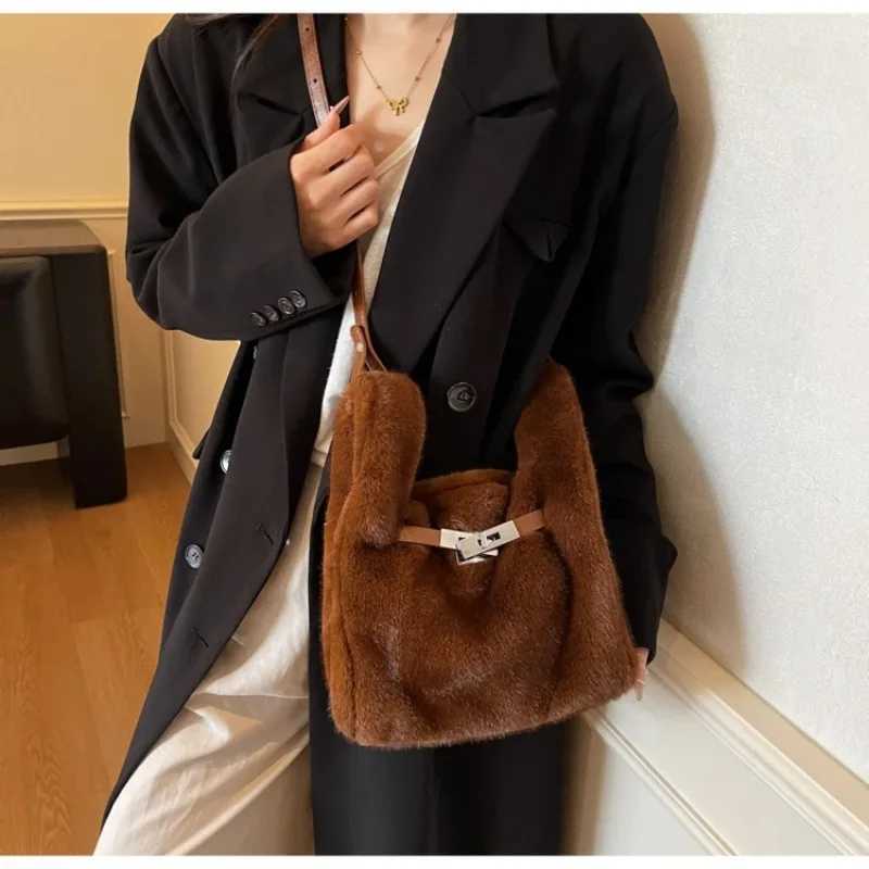 Elegant Womens Bags Trend 2025 Faux Fur Shoulder Bags Plush Faux Mink Luxury Handbags Chic Plu Crossbody Bag SolidColor Purses Y251027