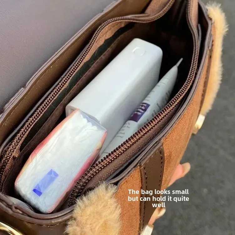 2024 New HighEnd Feelins AutumnWinter Niche Crossbody Bag Womens Versatile CambSmall Square Bag Y251027