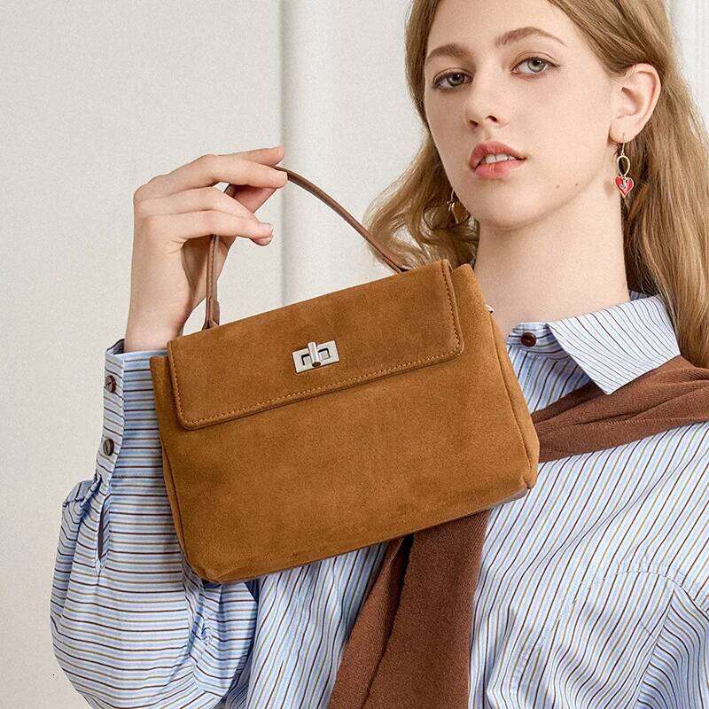 Fashionable Cowhide Shoulder Bag, a new niche high-end genuine leather single-shoulder handbag for office workers.
