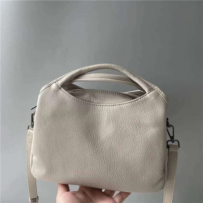 Niche Design Textured Messenger Lightweight Easy To Carry, Simple And Versatile, Fashionable Commuter Bag, 2025