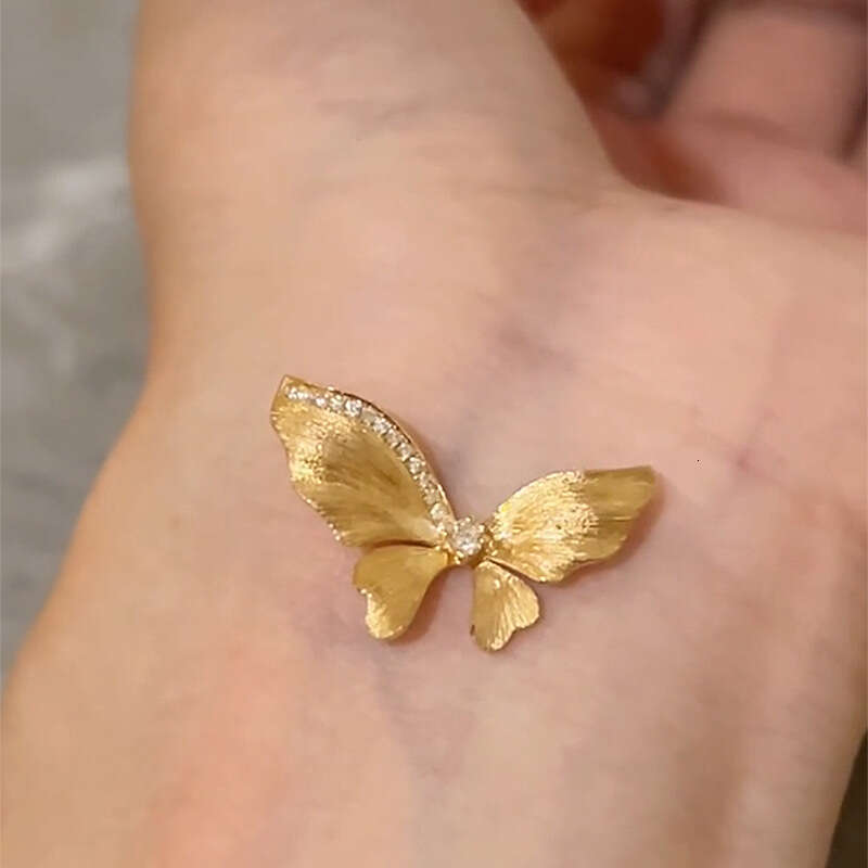 Same Style Magic Chain gold Butterfly Pendant 2024 New Model Elegant Light Necklace