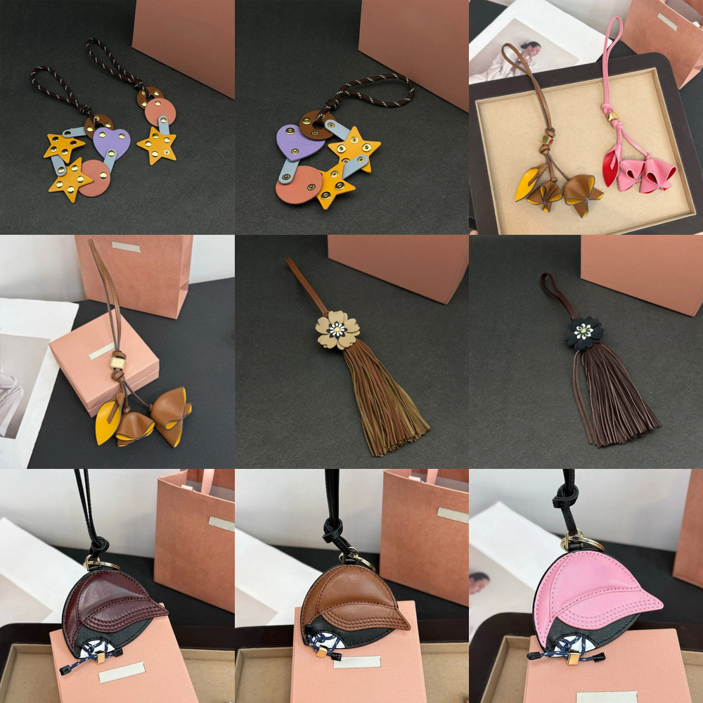 Designer Lanyards Leather Baseball Cap Style Mini Fashion Accessories Ornament Keychain Headphones Exquisite Flower Pendant Decoration With Box 555
