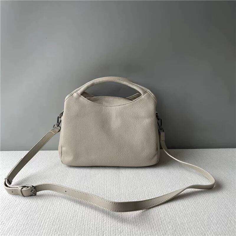 Niche Design Textured Messenger Lightweight Easy To Carry, Simple And Versatile, Fashionable Commuter Bag, 2025