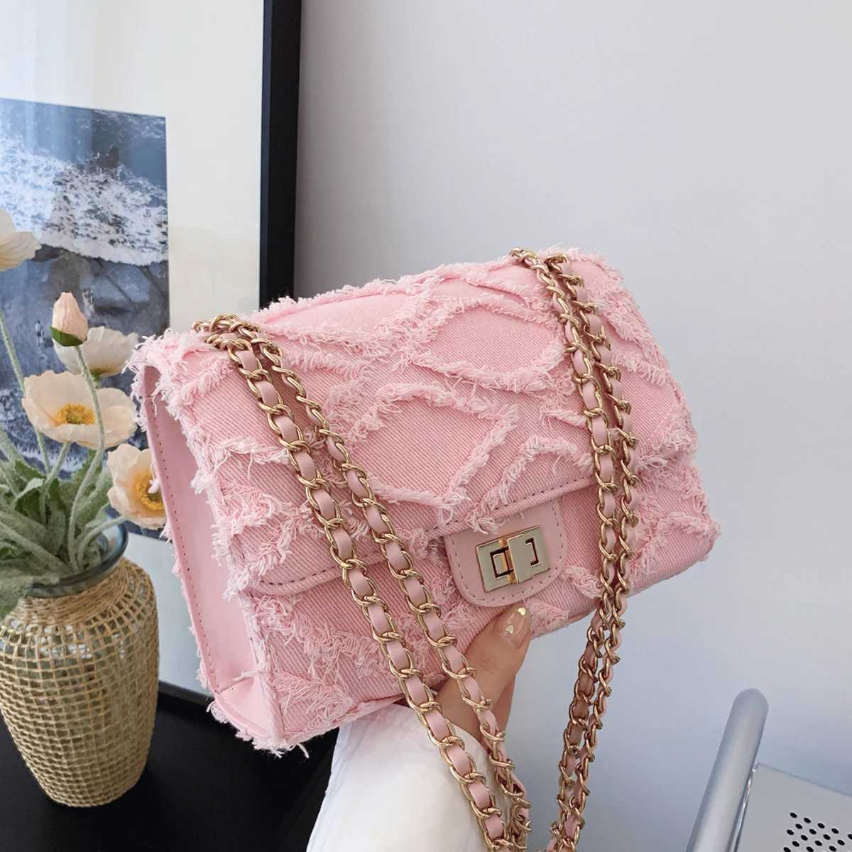 Highvalue diamondshaped plaid shoulder bag fashionable metal chain messenger bag niche design simple and elegant temperamenT251028
