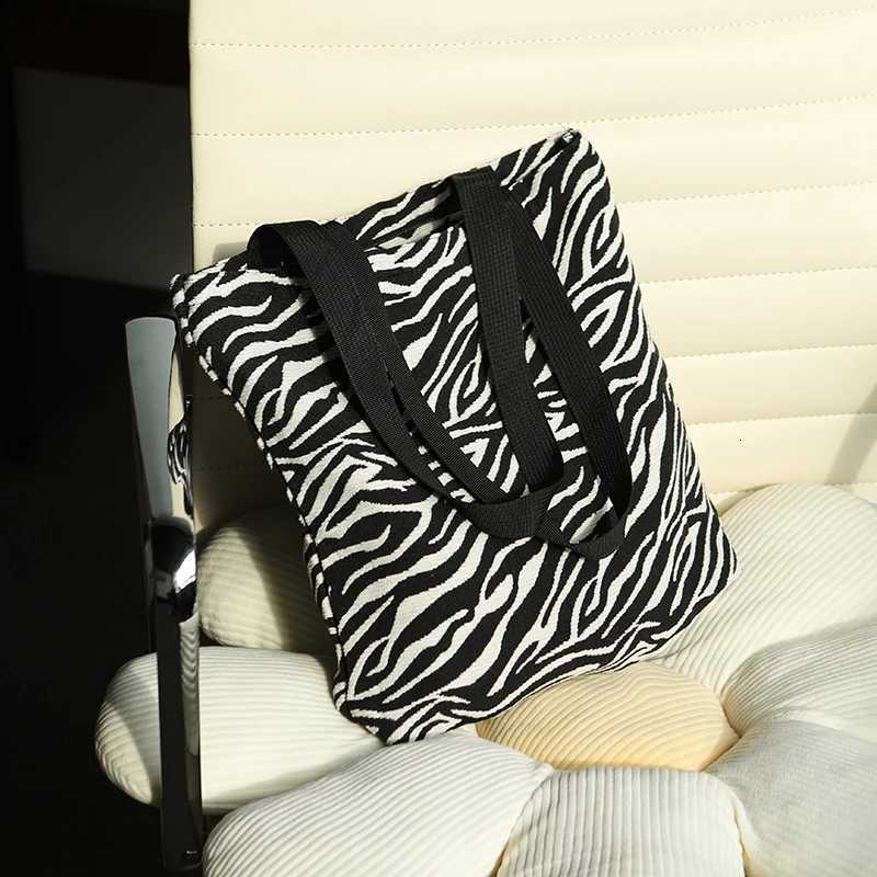 Womens Handbag Black and White Zebra Print Large Capacity Student Commuter Shoulder Bag Zipper Design Fashion Canvas BagW251028