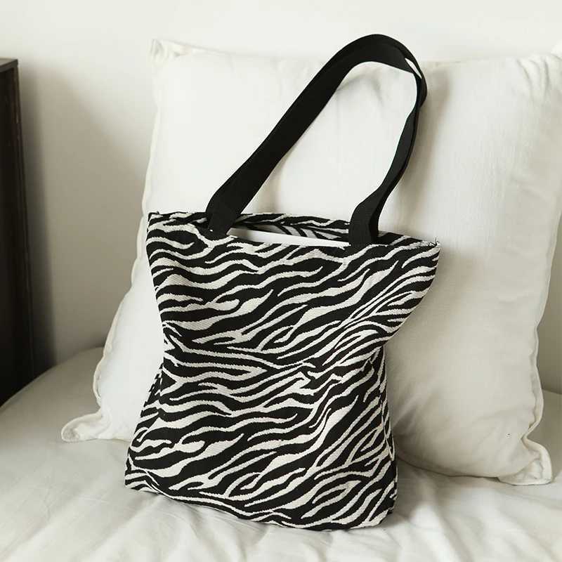 Womens Handbag Black and White Zebra Print Large Capacity Student Commuter Shoulder Bag Zipper Design Fashion Canvas BagW251028
