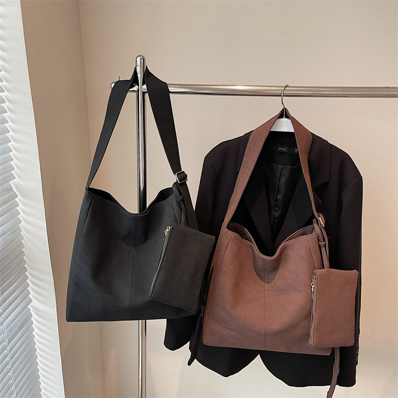 2025 Spring Women's New Simple and Fashionable Large Capacity Synthetic Leather Handbag Fashion College Student Daily Commuter Lightweight Crossb