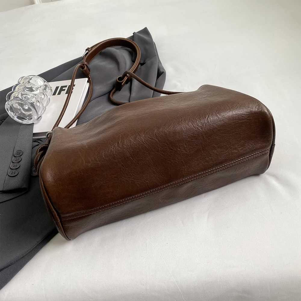 Autumn and Winter Vintage LargeCapacity Bag New Popular Versatile Crossbody Bag Fashionable Commuting Shoulder BagT251028