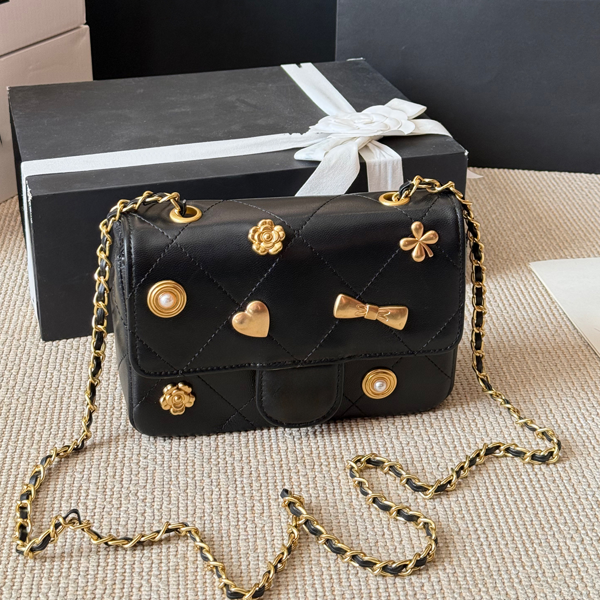 25K Black Bow Handbag Winter Designer Shoulder Bag Womens Cross Body Bag Gold Hardware Heart Shaped Decoration Evening Party Bag Martella Chain Wallet 19cm Sacoche