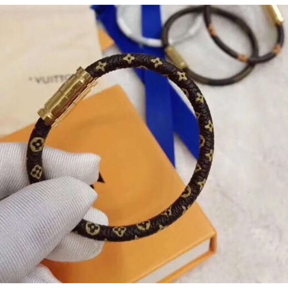 Europe America Style Charm Bracelets Brand Men Women Presbyopic Leather Magnetic Buckle Hand Rope Plaid L Design Engraved V Letter224z 06