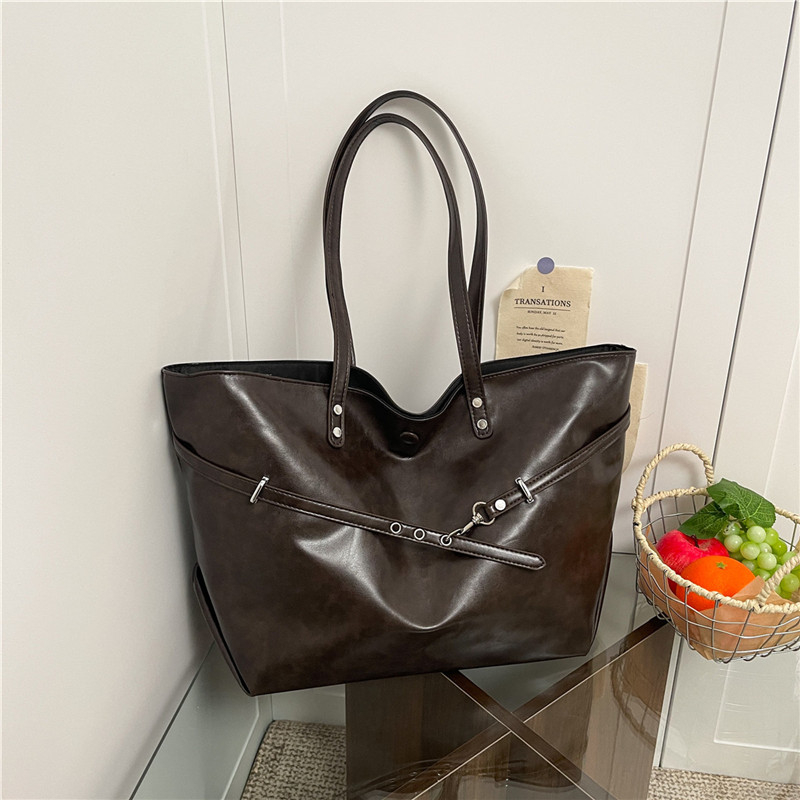 Autumn Women's Simple and Fashionable Large Capacity Synthetic Leather Handbag New Fashionable Middle School Student Daily Commuting Lightweight 