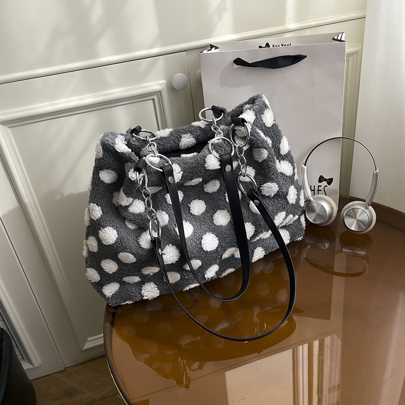 Winter Women's New Simple and Fashionable Large Capacity Synthetic Leather Handbag Fashionable College Student Daily Commuter Lightweight Crossbo