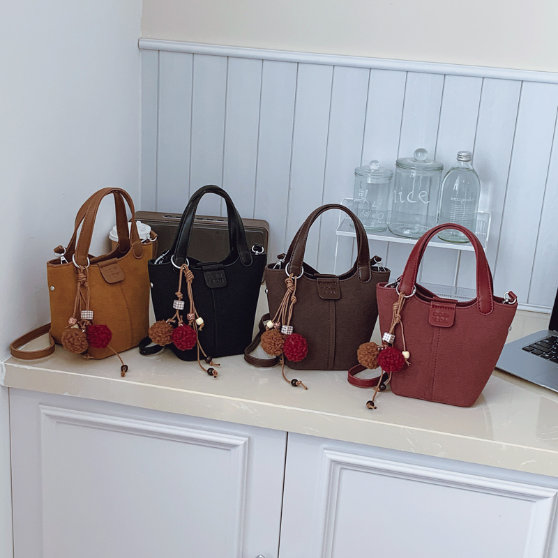 Spring Women's New Simple and Fashionable Large Capacity Synthetic Leather Handbag Fashionable College Student Daily Commuter Lightweight Crossbo