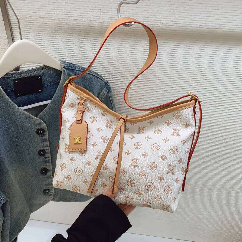 2025 New High-end Femininity Commuting Versatile Large-capacity Retro Fashion Printed Shoulder Messenger Bag