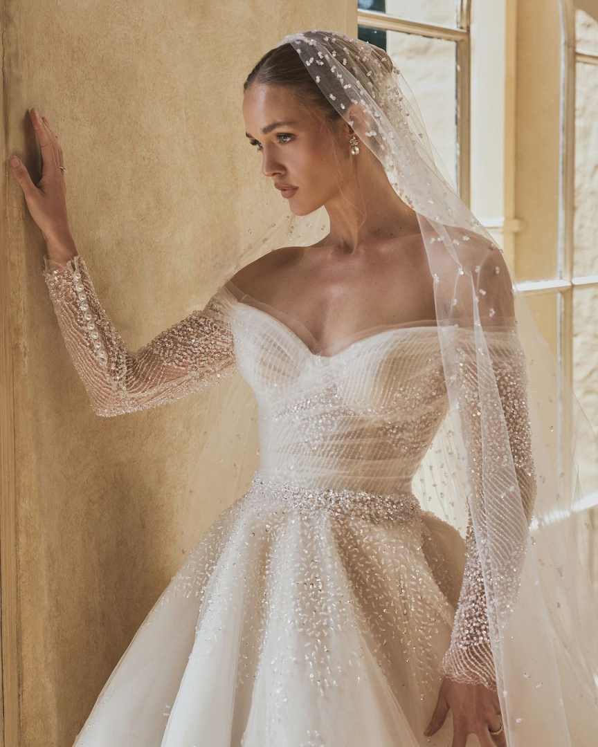 Romantic Sweetheart Lace Up Ball Gown Wedding Dress Exquaisite Appliques Embroidery Long Sleeve Princess Bridal Gown Customized