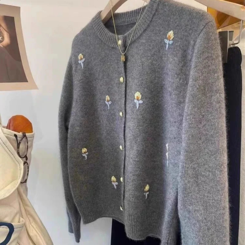 Grey Embroidered Raccoon Velvet Sweater Jacket for Womens Autumn and Winter 2024 Lazy Style Korean Knitted Cardigan Top 251015