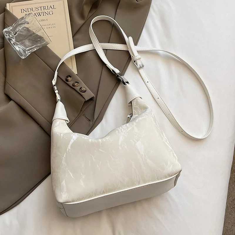 Fashionable and exquisite handbag simple texture popular solid color temperament shoulder bag butterfly decoration daily casuT251028