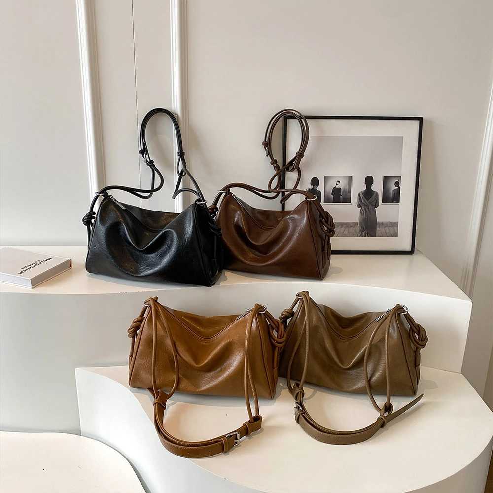 Autumn and Winter Vintage LargeCapacity Bag New Popular Versatile Crossbody Bag Fashionable Commuting Shoulder BagT251028