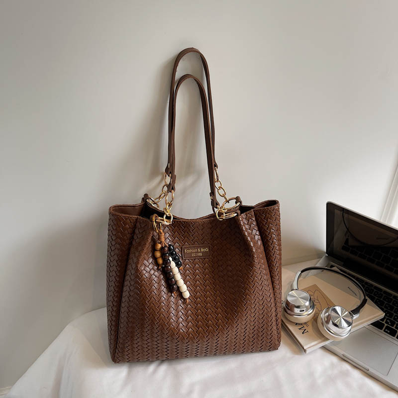 Spring Women's Simple and Fashionable Large Capacity Synthetic Leather Handbag New Fashionable Middle School Student Daily Commuter Lightweight S