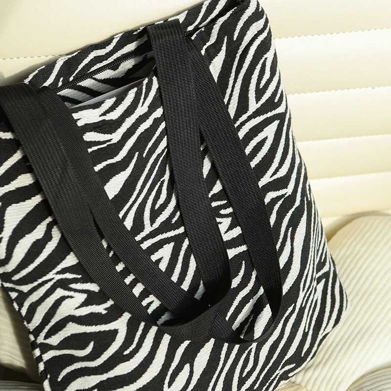 Womens Handbag Black and White Zebra Print Large Capacity Student Commuter Shoulder Bag Zipper Design Fashion Canvas BagW251028
