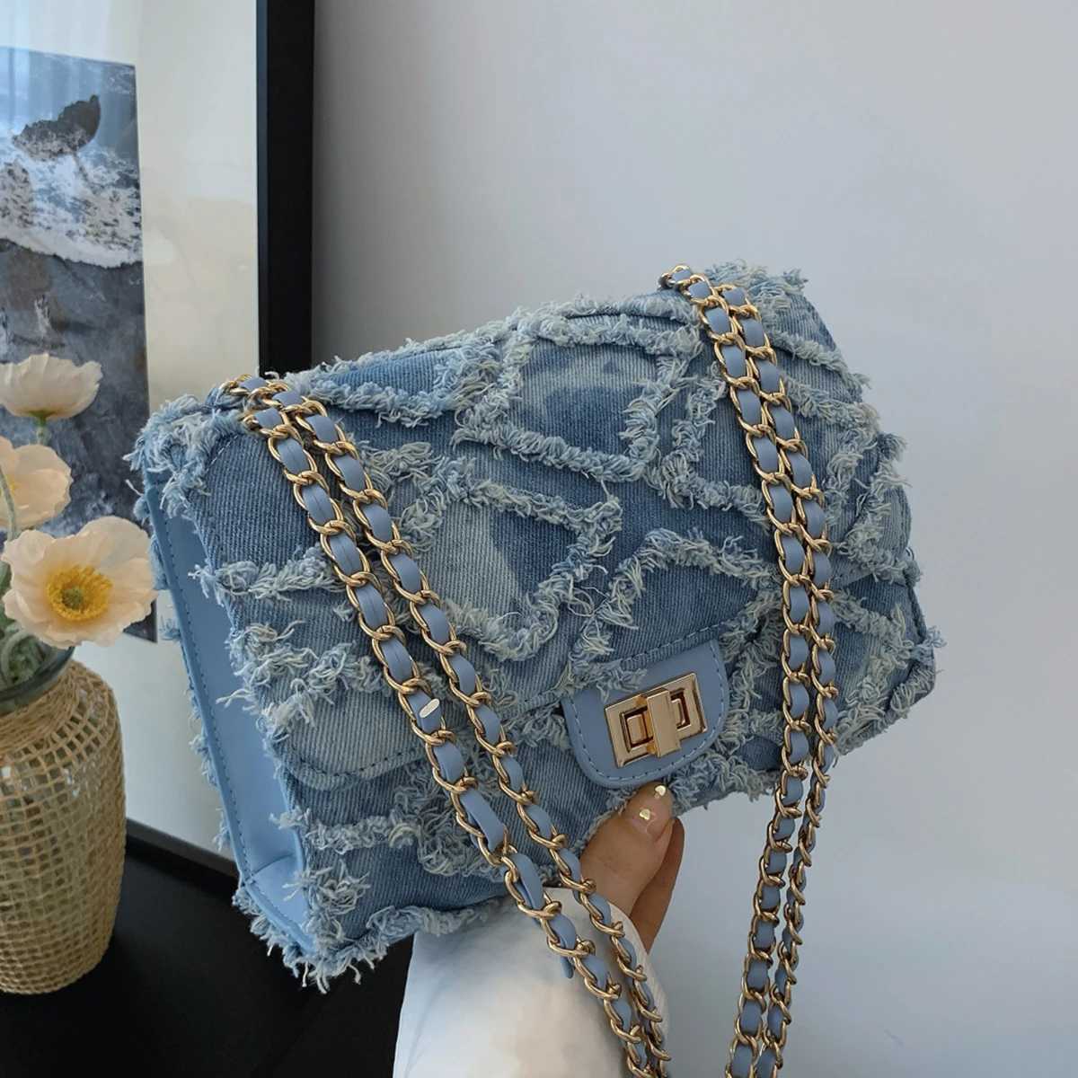 Highvalue diamondshaped plaid shoulder bag fashionable metal chain messenger bag niche design simple and elegant temperamenT251028