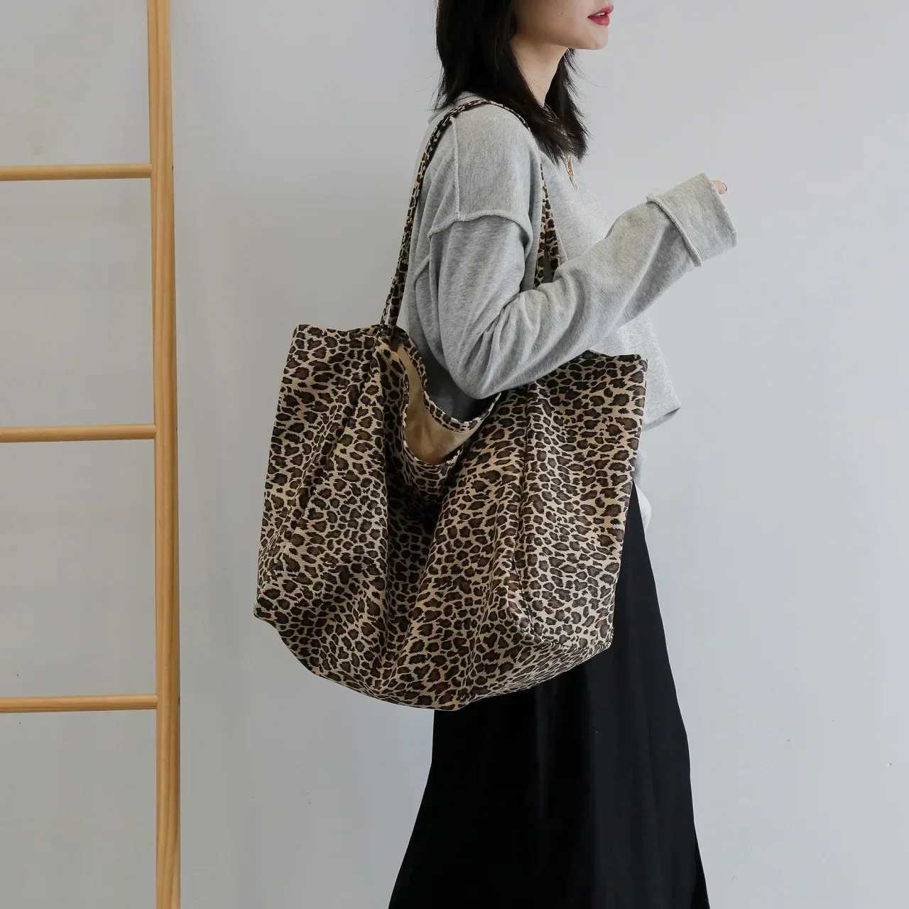 Womens Shopping Handbag Fashion Leopard Pattern Crossbody Bag Large Capacity Shoulder Bag Simple Canvas Female Bags W251028