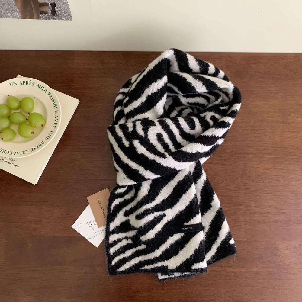 2024SS Leopard Print Knitted Scarf Fashionable Autumn Winter Warm Neck Warmer with Wool for Women Melad Brown