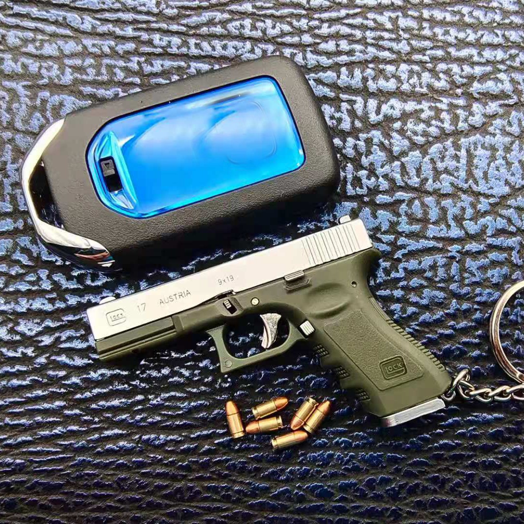 Alloy Empire 1: 3 G17 G34 Viper Mini Metal Shell Pop-up Gun Model Detachable Keychain Military Fan Collectible Men's Gift