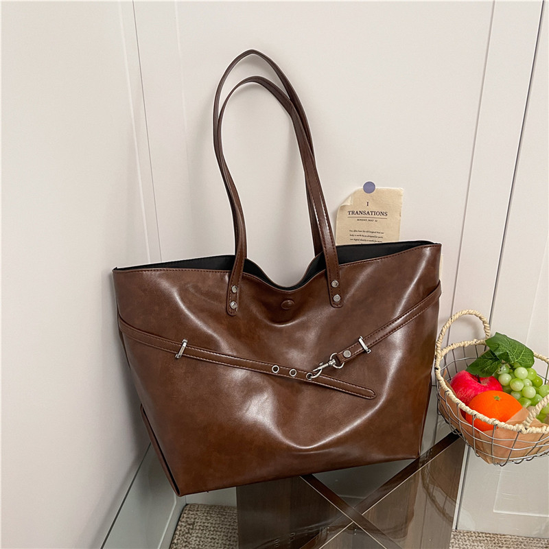 Autumn Women's Simple and Fashionable Large Capacity Synthetic Leather Handbag New Fashionable Middle School Student Daily Commuting Lightweight 