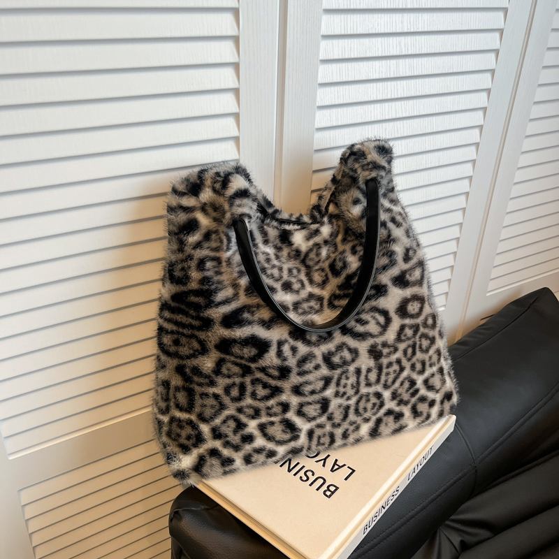 Summer Women's Simple and Fashionable Large Capacity Synthetic Leather Handbag New Fashionable Middle School Student Daily Commuter Lightweight S