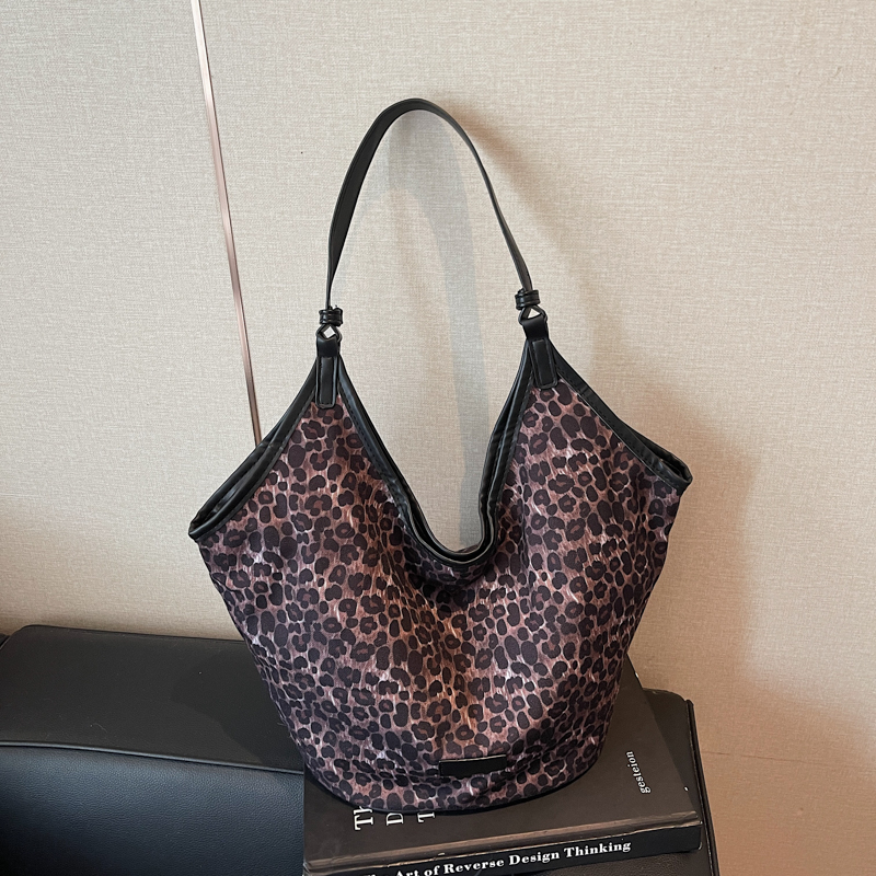 Winter women's simple and fashionable large capacity synthetic leather handbag, new fashionable college student daily commuting lightweight shoul