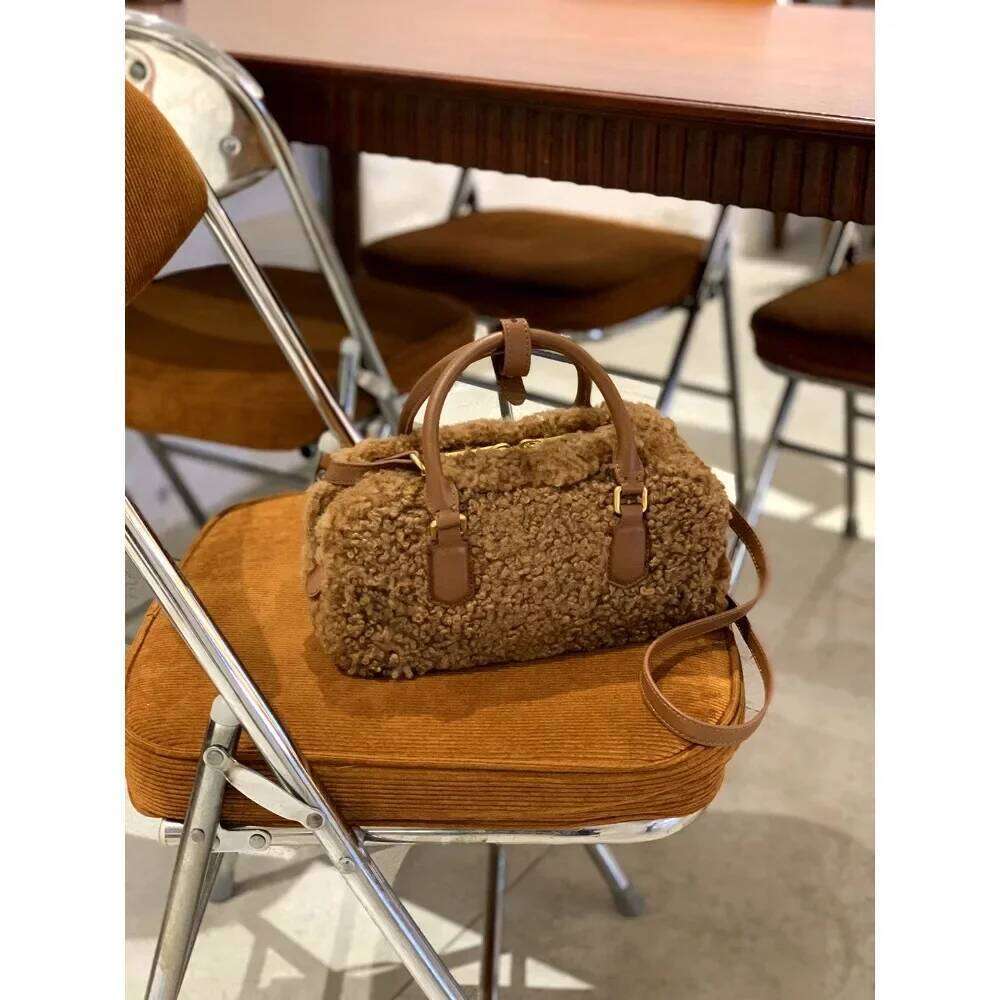 Designer Bags Plush Bowling 2025 Autumn Winter New Korean Version Fashion Sweet Versatile Caramel Brown Lamb Fluffy Handbag Messenger Bag Hot Selling