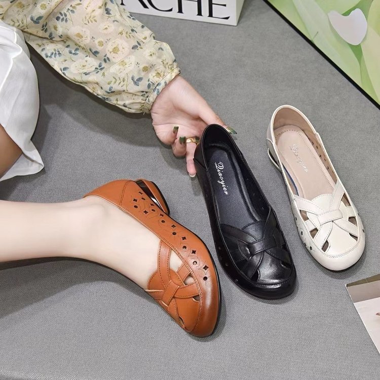 Women's shoes spring and summer flat middle-aged and elderly women's shoes hollow leather shoes with low heels