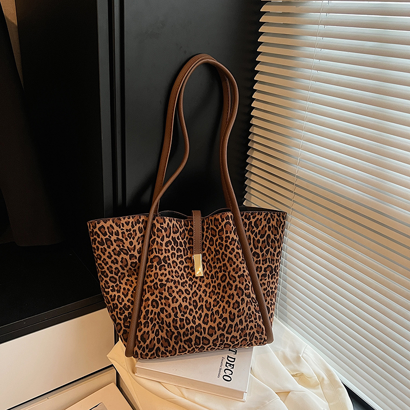 Summer Women's Simple and Fashionable Large Capacity Synthetic Leather Handbag New Fashionable Middle School Student Daily Commuter Lightweight S