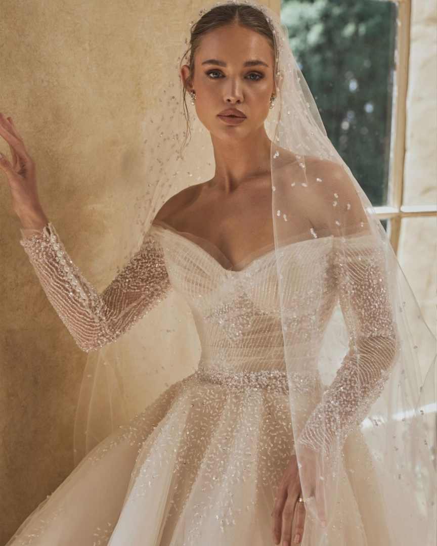 Romantic Sweetheart Lace Up Ball Gown Wedding Dress Exquaisite Appliques Embroidery Long Sleeve Princess Bridal Gown Customized