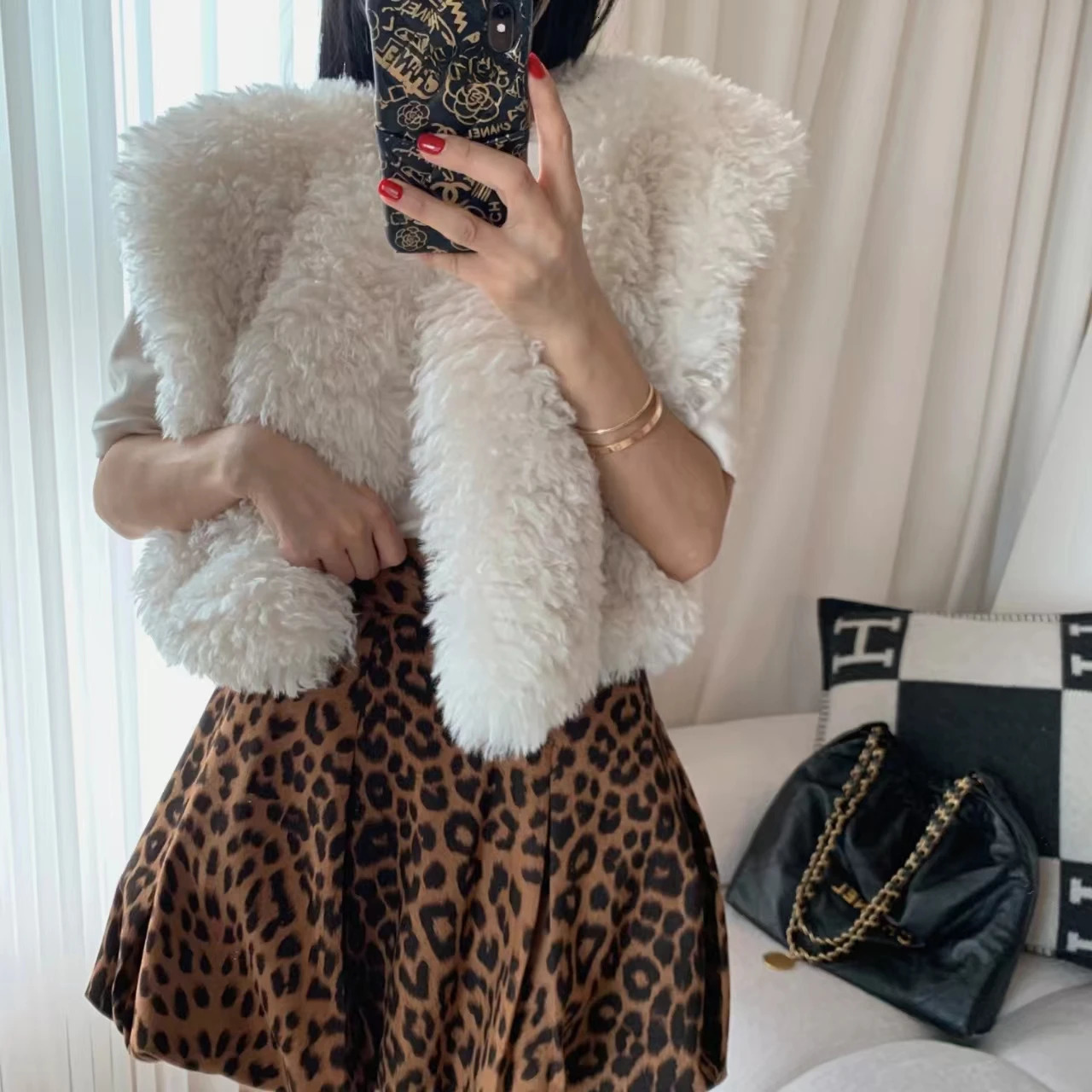 Ladies Wool Fur Vests Womens Autumn Winter Trendy Fur Integrated Plush Tank Tops Sleeveless Solid Color Vest 251027
