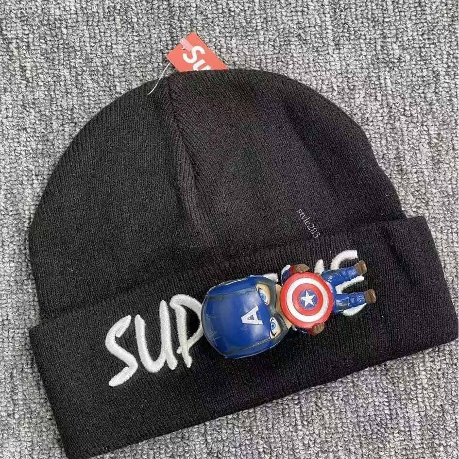 High quality Supremely Black Ribbed Knit Beanie Hat Streetwear Style Warm Skull Cap for Men & Women Fashion Casual Winter Headwear ff3