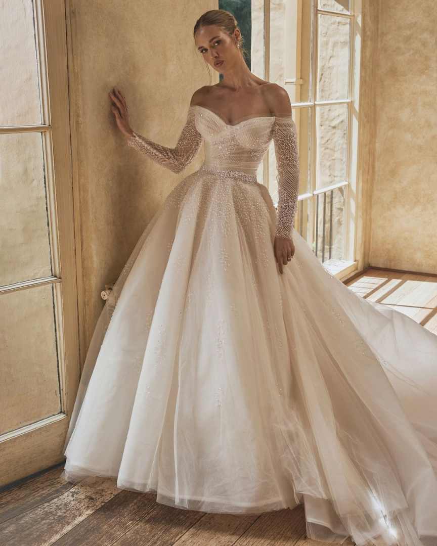 Romantic Sweetheart Lace Up Ball Gown Wedding Dress Exquaisite Appliques Embroidery Long Sleeve Princess Bridal Gown Customized