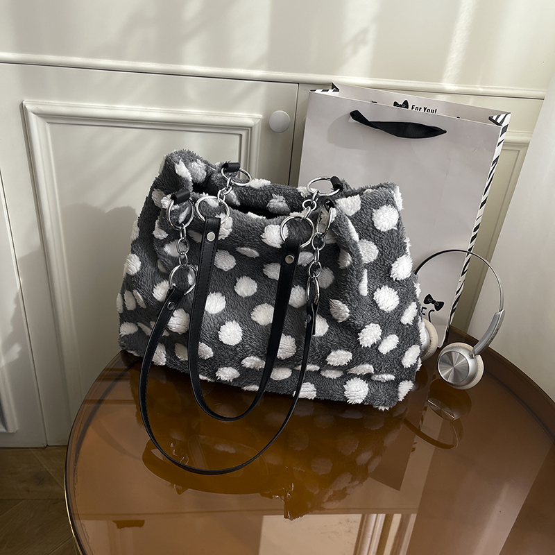 Winter Women's New Simple and Fashionable Large Capacity Synthetic Leather Handbag Fashionable College Student Daily Commuter Lightweight Crossbo