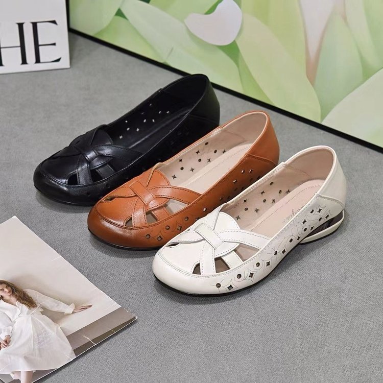 Women's shoes spring and summer flat middle-aged and elderly women's shoes hollow leather shoes with low heels