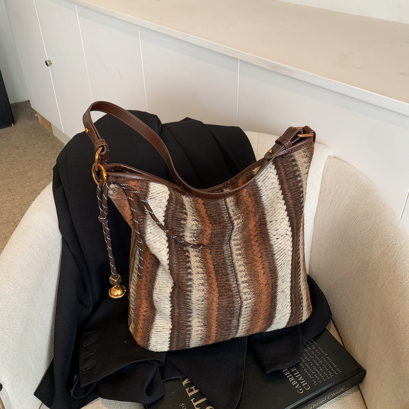 Summer Women's New Simple and Fashionable Large Capacity Synthetic Leather Handbag Fashionable College Student Daily Commuter Lightweight Crossbo