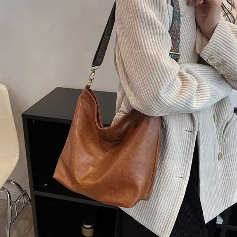 Neutral Style Mens and Womens Pu Tote Bag Suitable for Travel and Photography Single Shoulder Bag with Ethnic Style StrapW251028