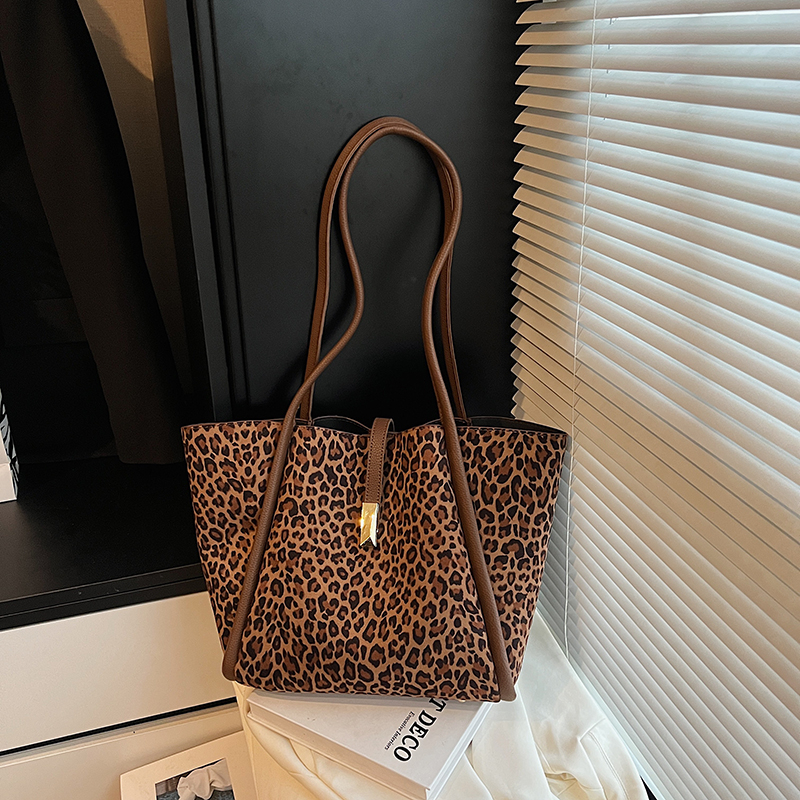 Summer Women's Simple and Fashionable Large Capacity Synthetic Leather Handbag New Fashionable Middle School Student Daily Commuter Lightweight S