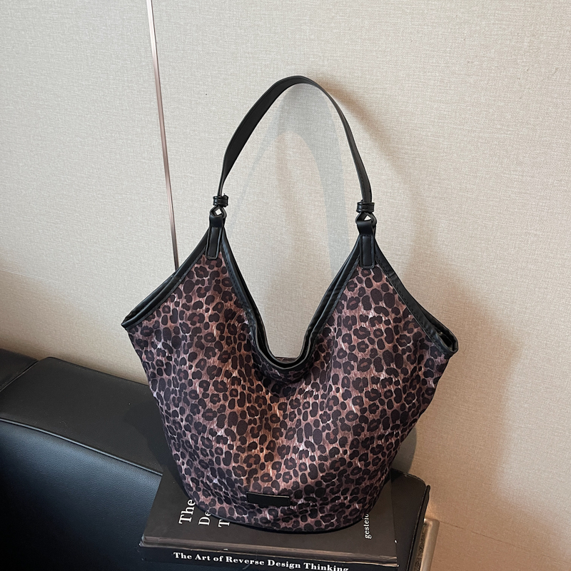 Winter women's simple and fashionable large capacity synthetic leather handbag, new fashionable college student daily commuting lightweight shoul